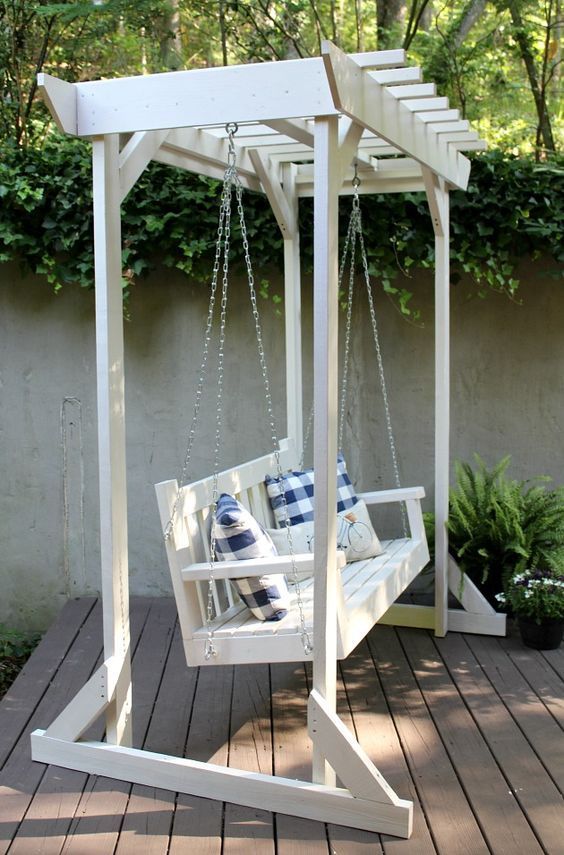 DIY Outdoors: Hang Relaxing Porch Swing