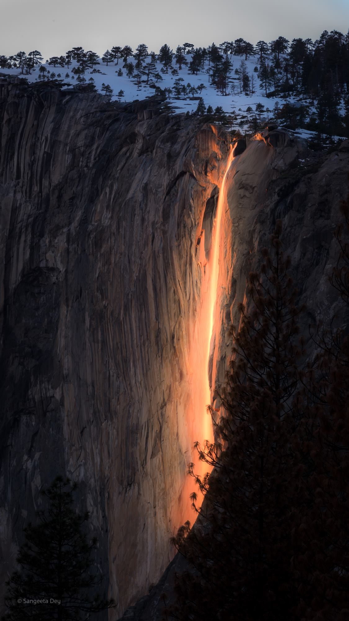 Once a year the sun hits Horsetail falls Yosemite just right to make it look like its on fire. Photo by Sangeeta Dey [1125×2000]
