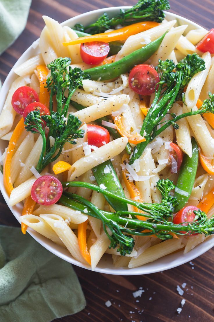 Pasta Primavera or “spring pasta” is the perfect easy dinner recipe that’s healthy too! With a creamy parmesan sauce, penne pasta