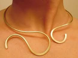 choker – Hannah Louise Lamb. Very simple, but also powerful curves in a non symmetrical torc style