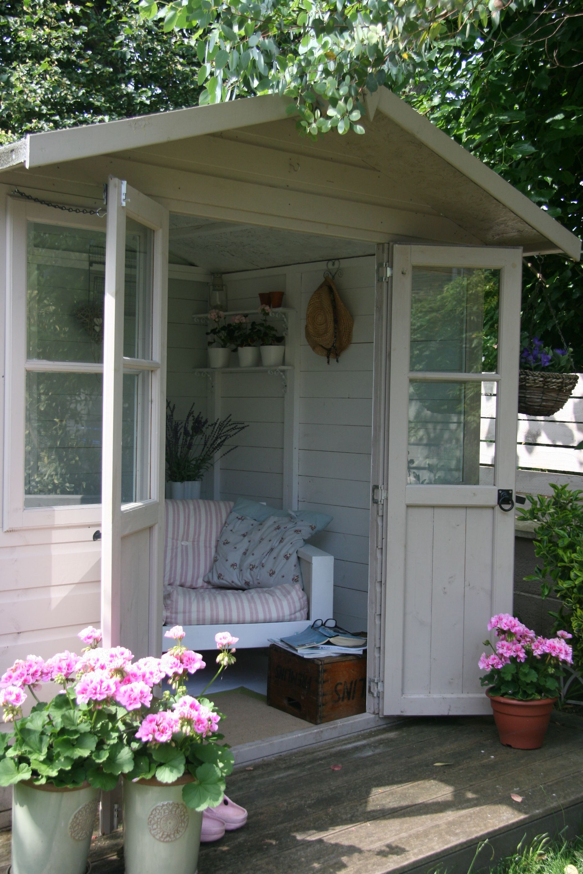 Ein helles, weißes Gartenhaus für Ihrer perfekten Freizeit. Mehr über die Gartenhäuser auf pineca.de/gartenhauser/