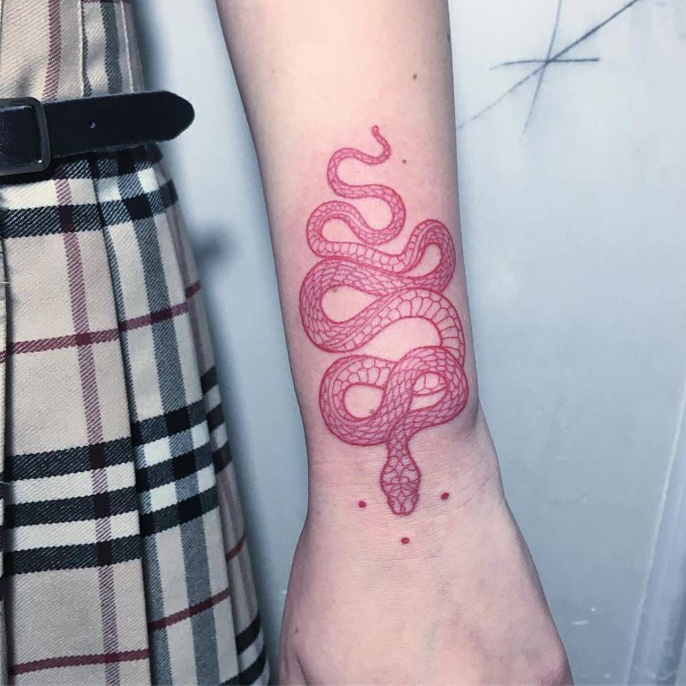 Freehand red snake tattoo on the left wrist. Artista Tatuador: Mirko Sata