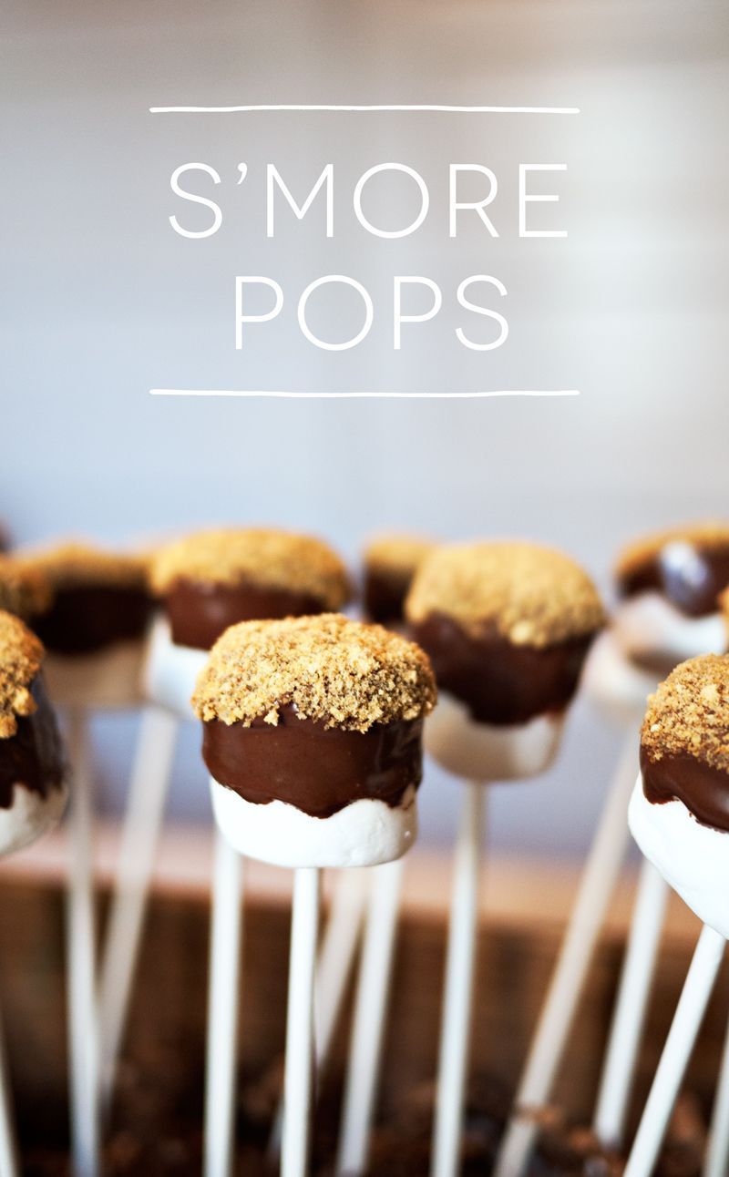 Marshmallow Smore Pops! Going to a holiday party, or hosting one of your own? You need these sweet treats in your life! Its an
