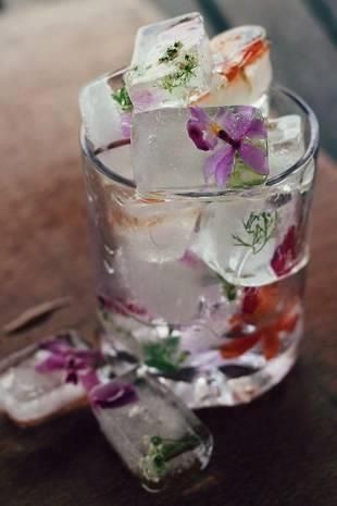 Edible flower ice cubes. Omg this is so cute.