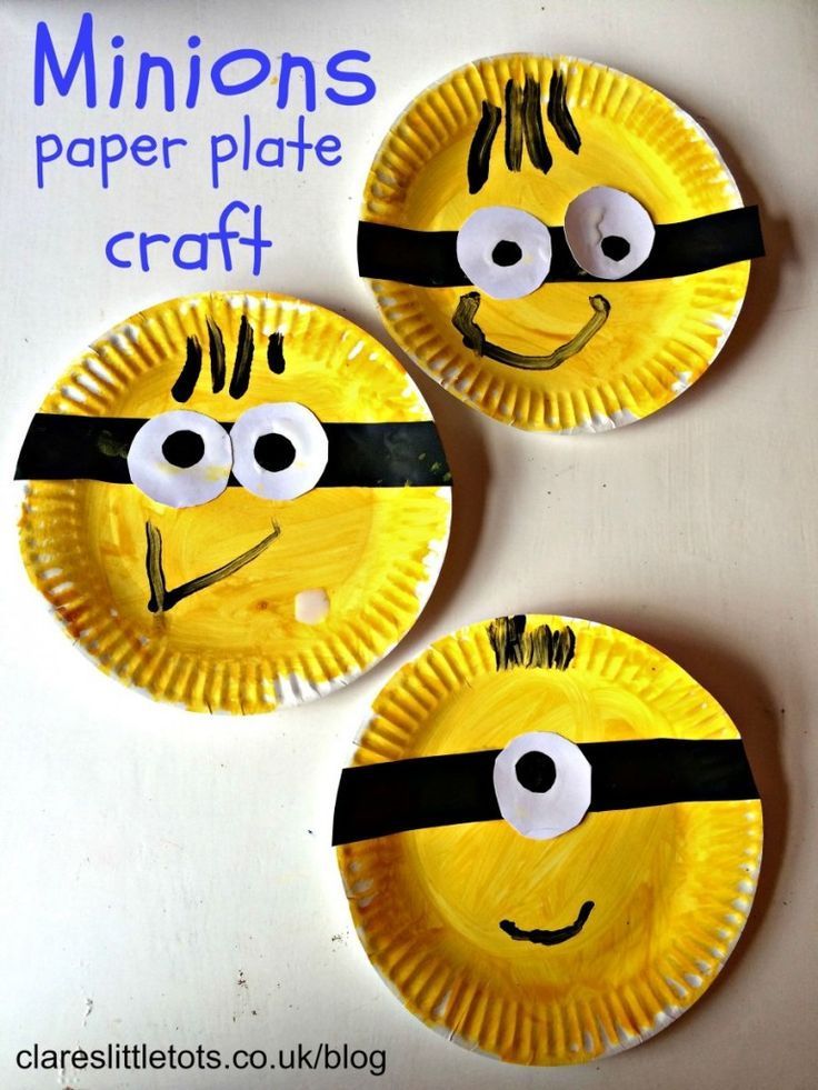 Fun and easy paper plate minions craft that toddlers and preschoolers can do themselves.