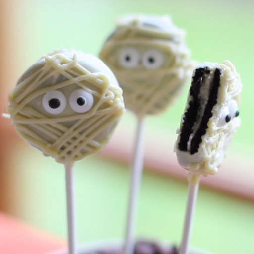 Looking for a cute and easy Halloween Snacks to make this Halloween? Try these simple Mummy Oreo Pops.