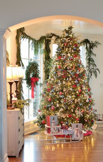 Stunning Christmas tree and beautifully decorated holiday home ~ Rattlebridge Farm: Holiday Home Tour Blog Hop–Day 2