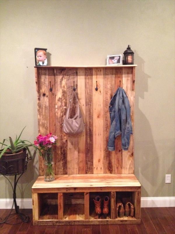 This DIY pallet entry bench is famous due creative manufacturing for 2 in 1 purposes. You can also use it as DIY pallet coat rack
