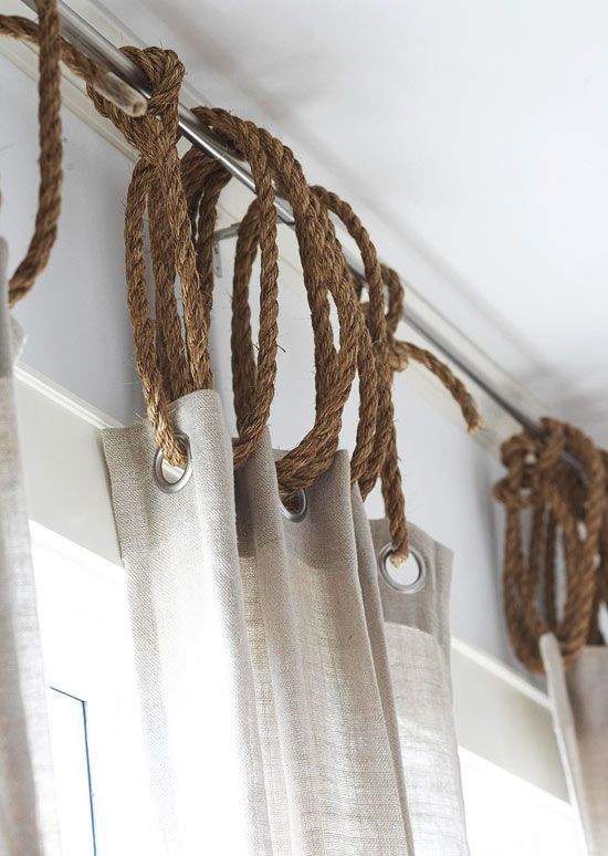 diy rope as curtain ring | photo via traditional home. ide originale pour les rideaux