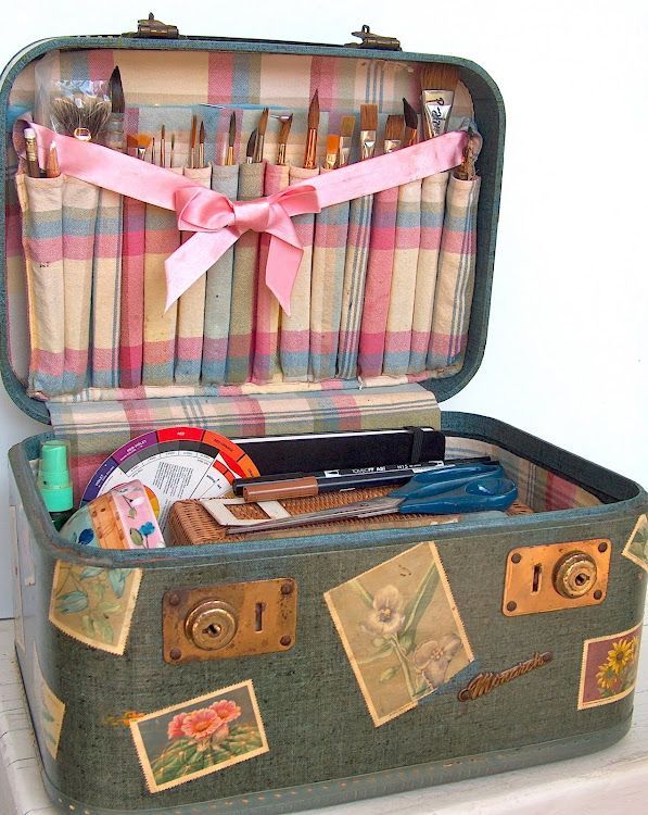 I am going to make this to carry my art supplies! Sooo cute!