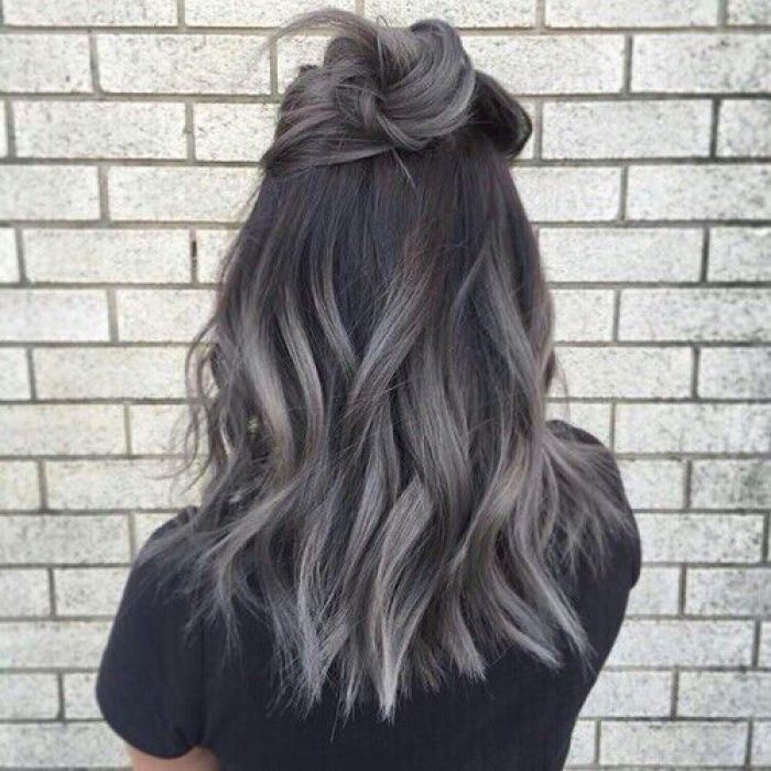 Stylish smoky gray hairstyles for the fall of this year