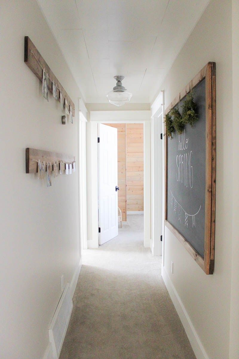 Easy ways to add some charm and character to create a beautiful farmhouse style hallway space.