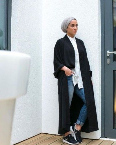 long black coat turban hijab style, Modern Hijab Street styles http://www.justtrendygirls.com/modern-hijab-street-styles/