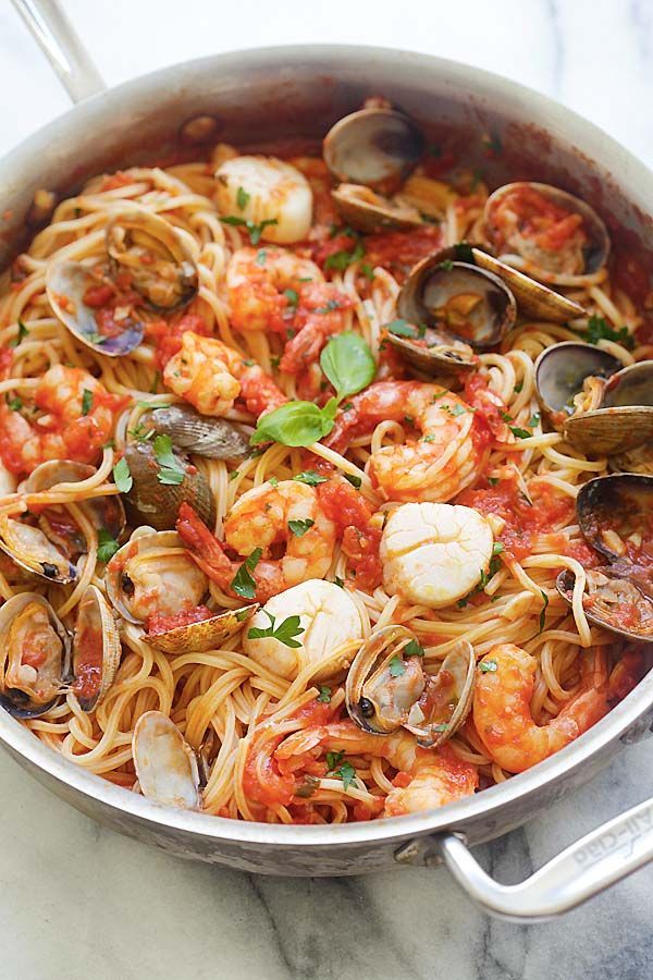 One Pot Seafood Pasta – easy seafood pasta cooked in one pot. Quick and delicious dinner that you can whip up in less than 30 mins