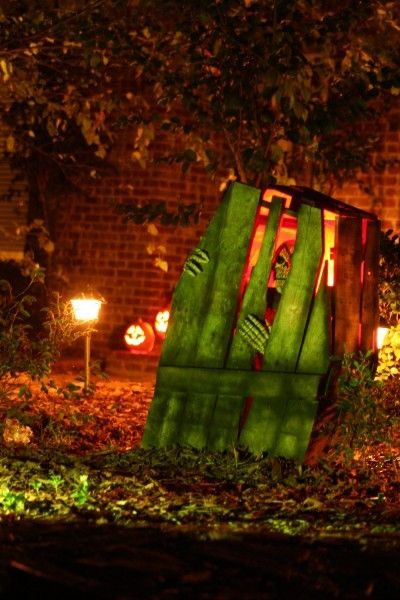 Spying Skeleton Halloween Outdoor Decoration -   Outdoor Halloween Decor Ideas