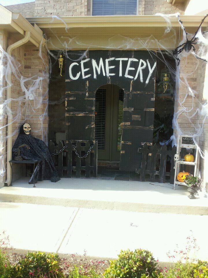 Eerie Cemetery Entrance -   Outdoor Halloween Decor Ideas