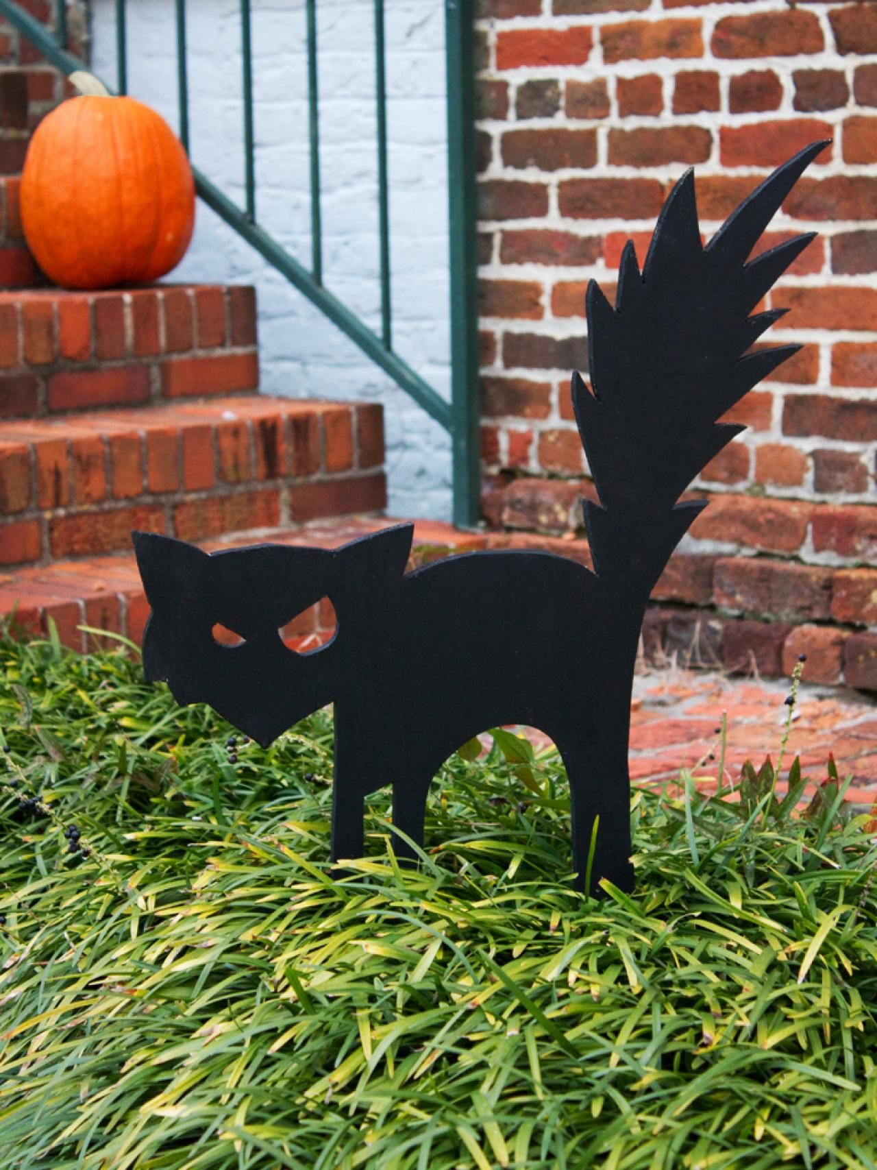 Startled Stray Cat -   Outdoor Halloween Decor Ideas