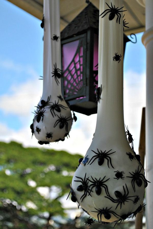 Sweet Sacks of Spiders Halloween D?cor -   Outdoor Halloween Decor Ideas