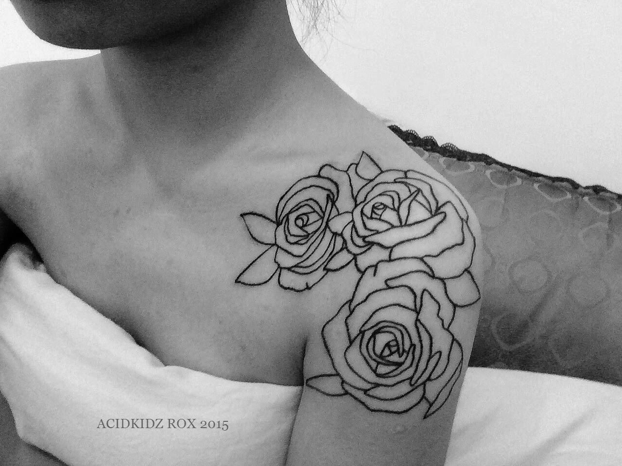 Taiwan, Kaohsiung | roxiehart666 | acidkidz tattoo | shoulder | rose | outline tattoo
