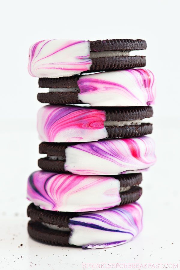 Marbled Oreos, such a cute and fun dessert to make! Our sweet tooth is wanting to try this fun dessert!
