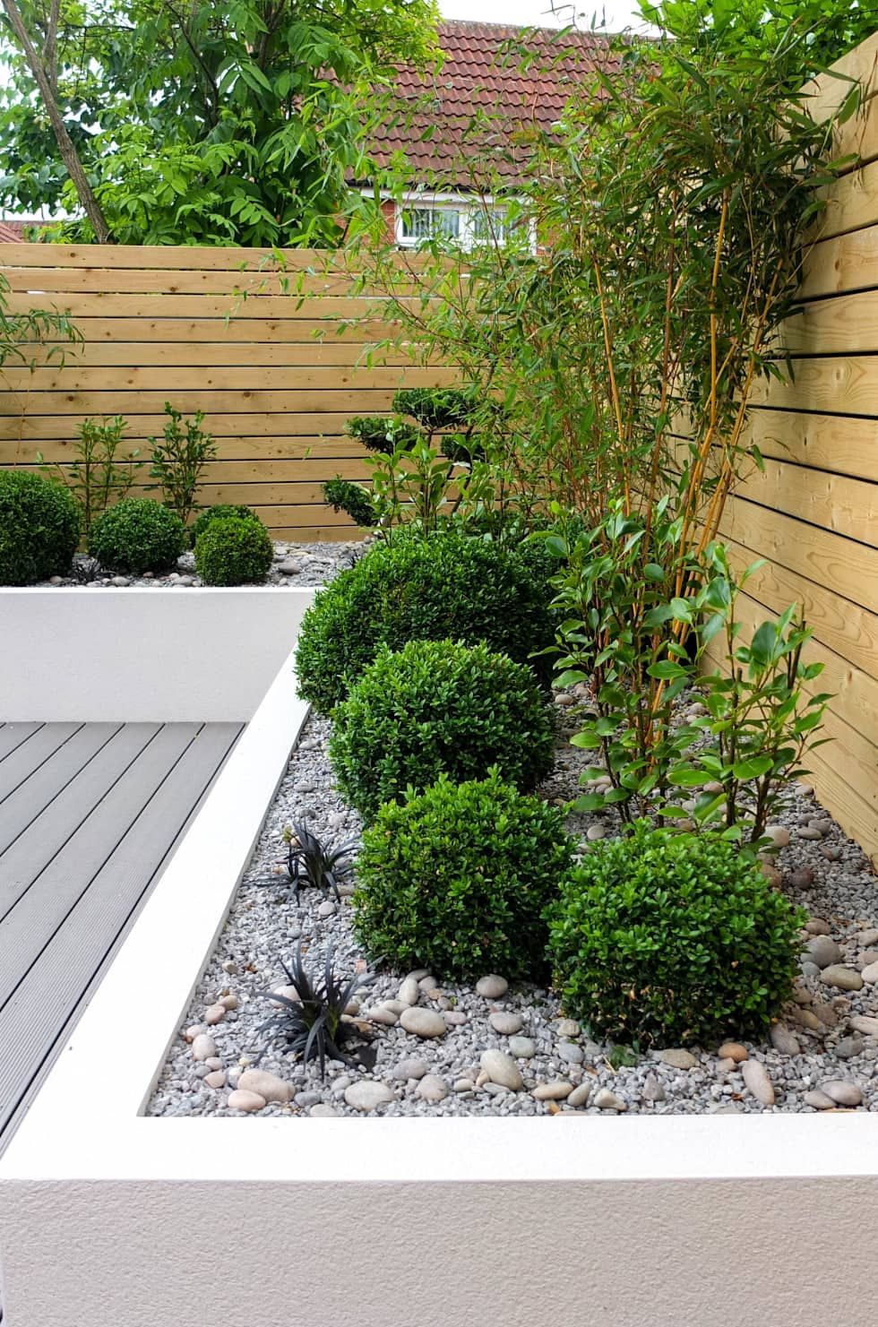 Small, low maintenance garden: minimalistic Garden by J B Landscapes LTD