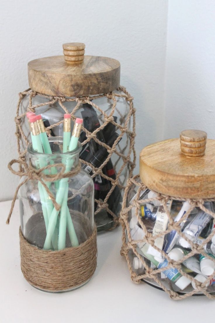 Beachy themed desk and dresser decor. Tweens shabby chic meets beachy themed bedroom. Glass jars with rope, very nautical...perfect for holding paints, and markers. Driftwood fish, and shell vase. Theraggedwren.blogspot.com -   23 cute dresser decor
 ideas