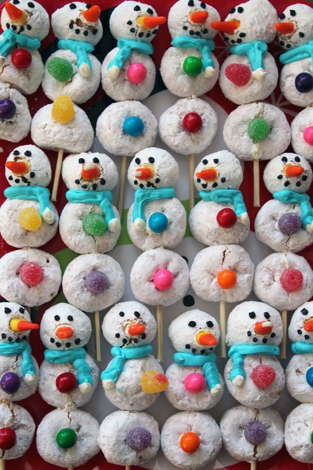 Powdered donut snowmen are a great edible craft that the kiddos can help with! @worthpinning -   25 edible christmas crafts
 ideas
