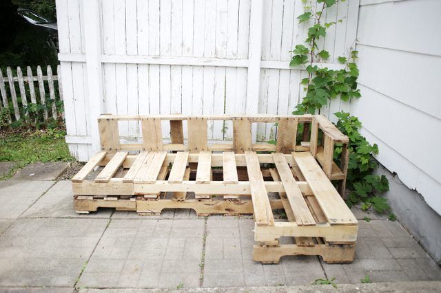 How to Make a Couch Out of Pallets -   22 pallet garden couch
 ideas