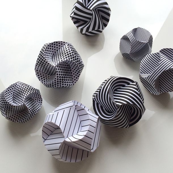 Paper baubles, made by three folded paper strips that almost magically plop in place to form a ball. Learn how to - and get the PDF at my blog. -   25 cool crafts with paper
 ideas