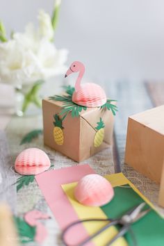 Sommerliche Geschenkidee: Pflanzw?rfel in einer tropischen Flamingo-Verpackung -   25 diy birthday wrapping ideas