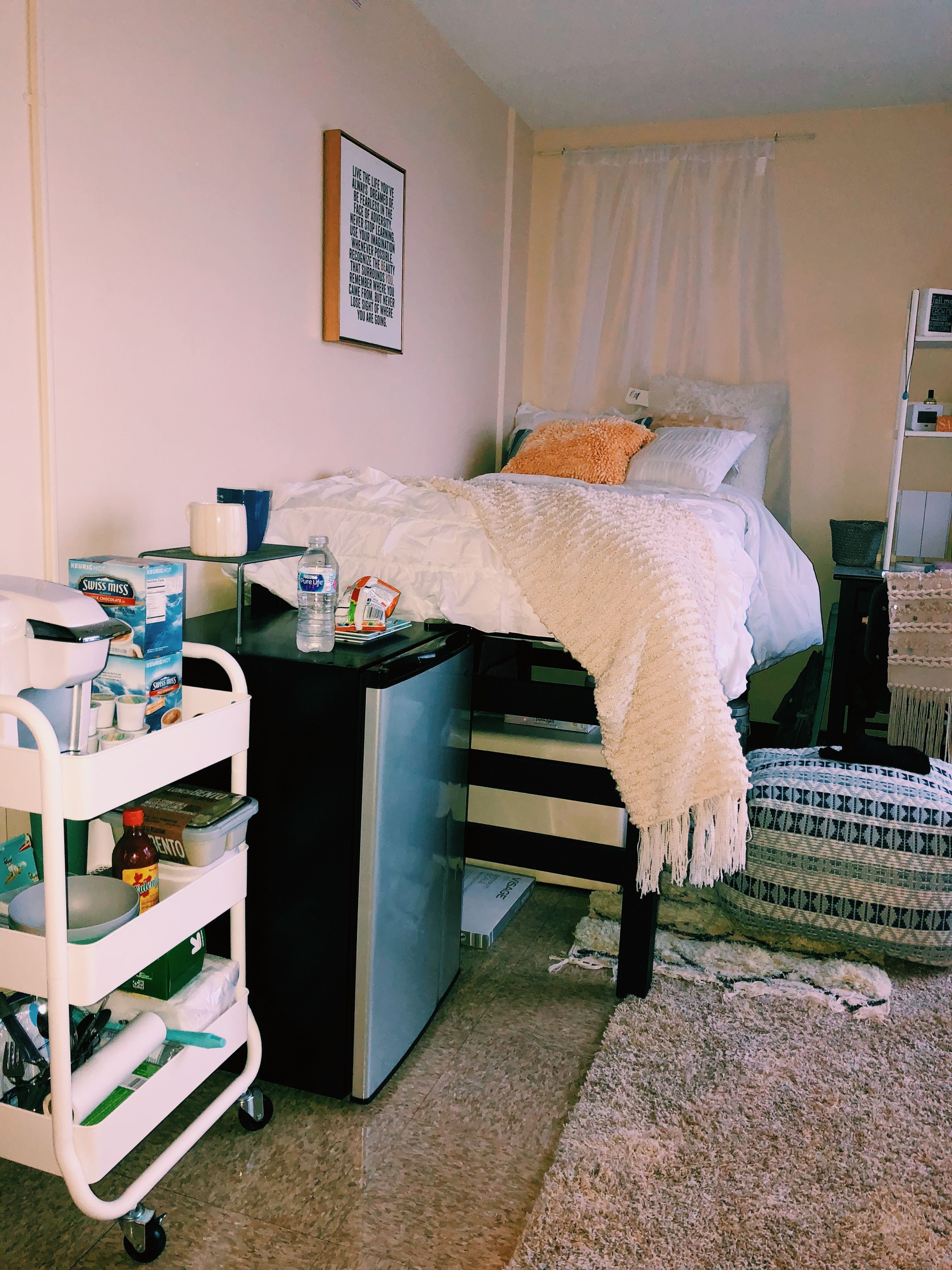 Dorm room at Illinois state university -   20 minimalist decor dorm
 ideas