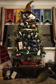 People Are Loving This Incredible Harry Potter-Themed Christmas Tree -   23 diy ornaments harry potter
 ideas