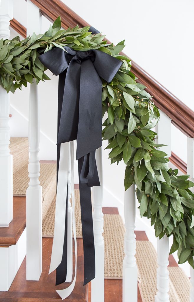 Christmas garland with bay leaf wreath and black ribbon -   24 green christmas decor
 ideas
