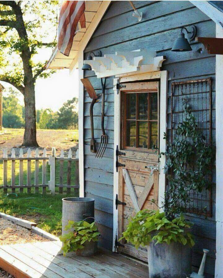 Love this blue shed ! -   24 pretty garden shed
 ideas