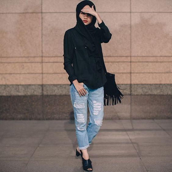 6 Stylish Ways To Wear Jeans With Hijab Fashion -   10 black style hijab
 ideas
