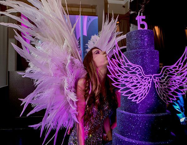 Festa de 15 anos de Luiza Rodrigues: decora??o com tema Victoria's Secret - Constance Zahn -   24 victoria secret festa
 ideas