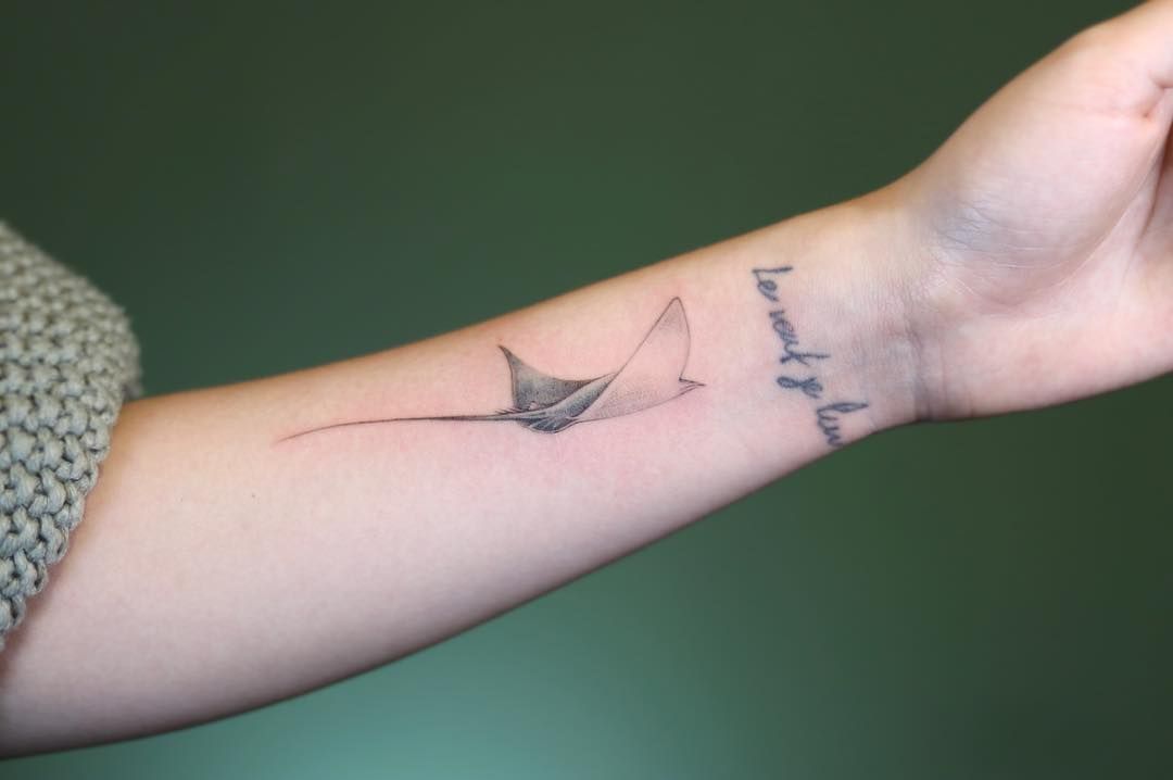Gorgeous stingray tattoo @comotattoo -   19 nautical mermaid tattoo
 ideas