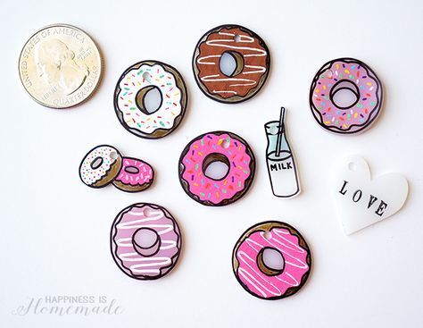 Make your own super cute donut charm bracelet with shrink plastic! Makes a great… -   22 sharpie crafts plastic
 ideas