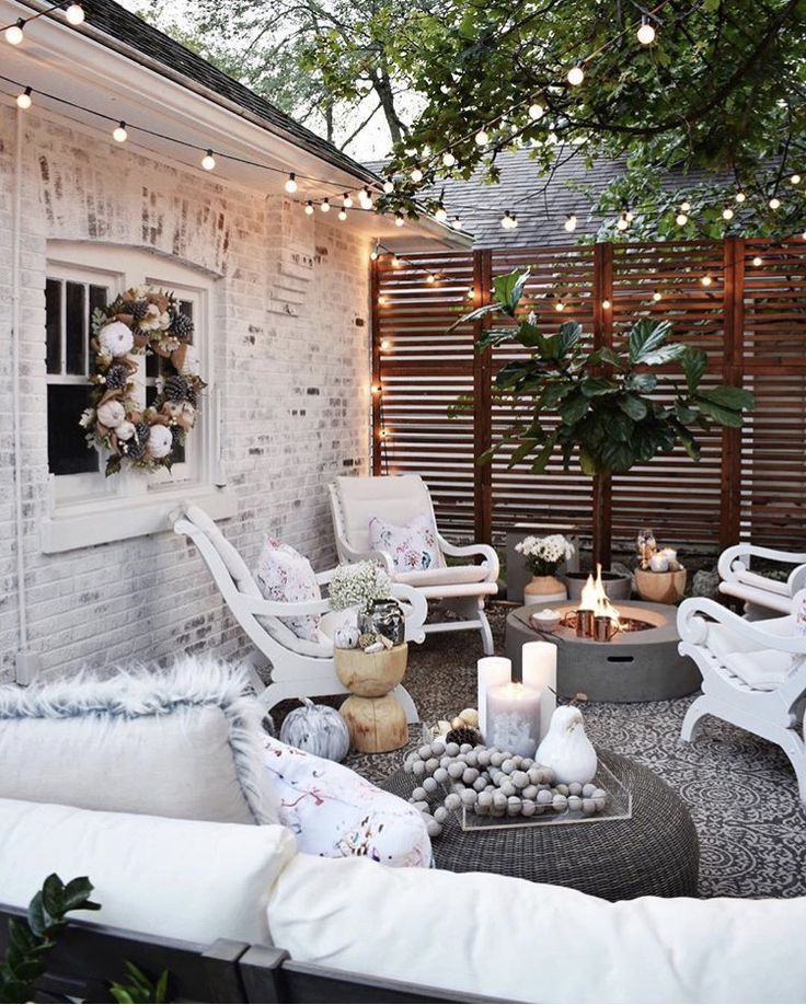 Love the fence! Great for privacy while still letting air flow through. -   24 outdoor decor patio
 ideas