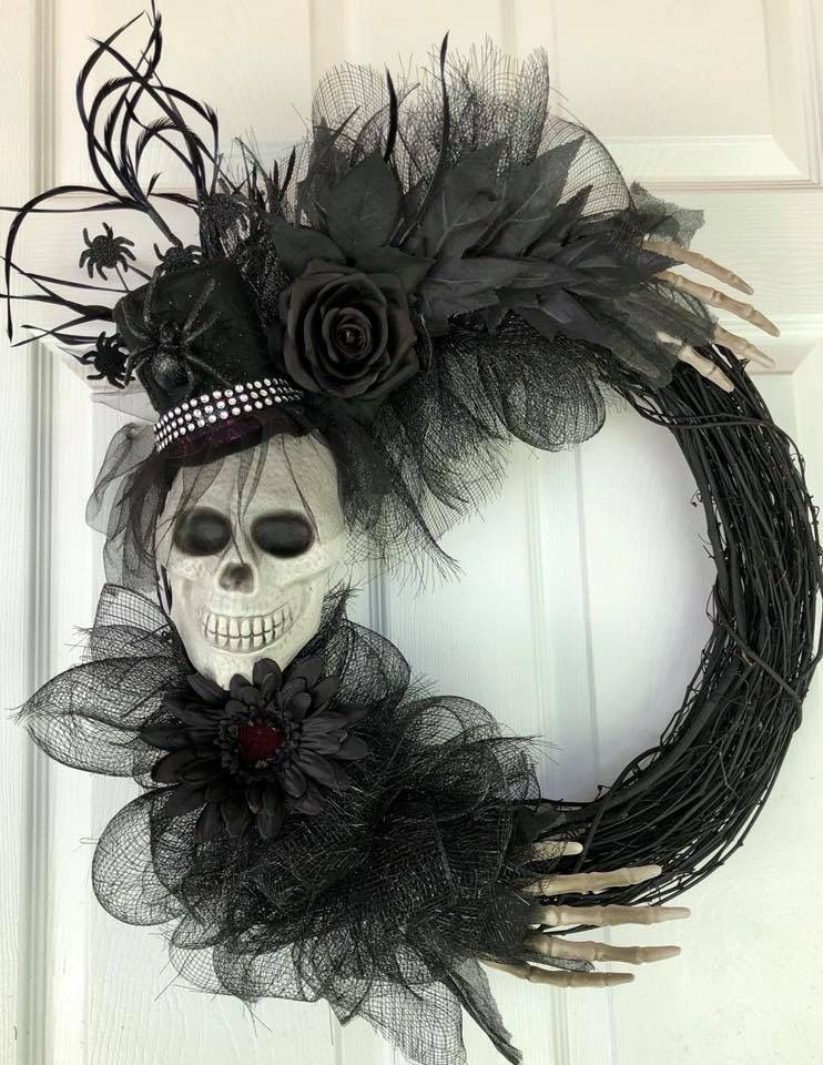 Elegant Black Halloween Skull Wreath вЂјпёЏHALL?WE?N D?C?R  в? вќЊв?  CLASSY & FUN рџЋѓ For More DIY Crafts, Follow This Board For More Classy & Spooktacular Ideas. -   25 halloween crafts wreath
 ideas