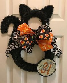 Such a cute halloween wreath! Black Cat with a huge bow! -   25 halloween crafts wreath
 ideas
