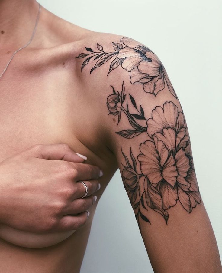 Floral tattoo on the shoulder/upper arm -   14 tattoo arm blumen
 ideas