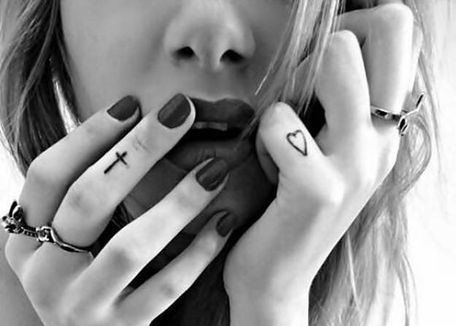 Peque?os y hermosos tatuajes en los dedos -   24 tatuajes en los dedos finger tattoo
 ideas