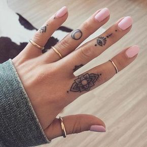 Ideas de tatuajes peque?os y atractivos -   24 tatuajes en los dedos finger tattoo
 ideas