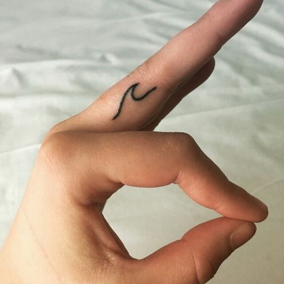 15 Dise?os de tatuajes en los dedos tan lindos que ser?n otra 'joya' en tus manos -   24 tatuajes en los dedos finger tattoo
 ideas