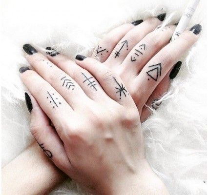 Los 25 tatuajes para los dedos que vas a querer hacerte ya -   24 tatuajes en los dedos finger tattoo
 ideas