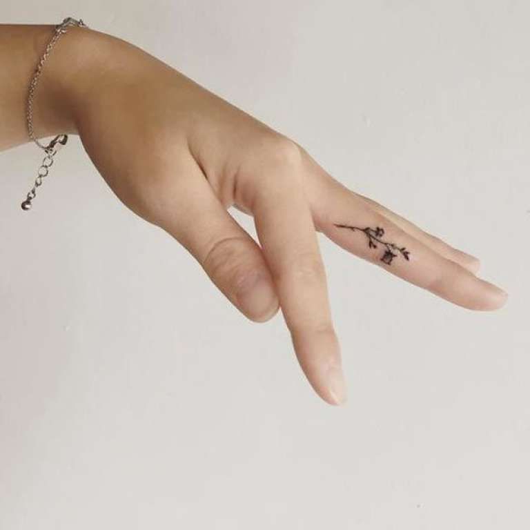 59+ Tatuajes en los Dedos para Chicas que te Encantar?n -   24 tatuajes en los dedos finger tattoo
 ideas