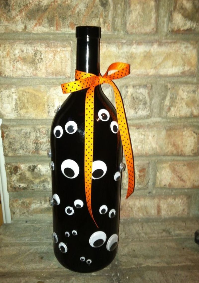 DIY Halloween Wine Bottles for Ghoulish Home Decor -   25 halloween wine bottle
 ideas