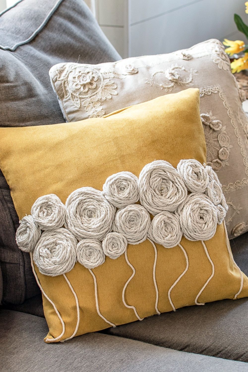 How to Make Wool Embroidery Flowers to Perk up Plain Cushions -   18 diy pillows food
 ideas