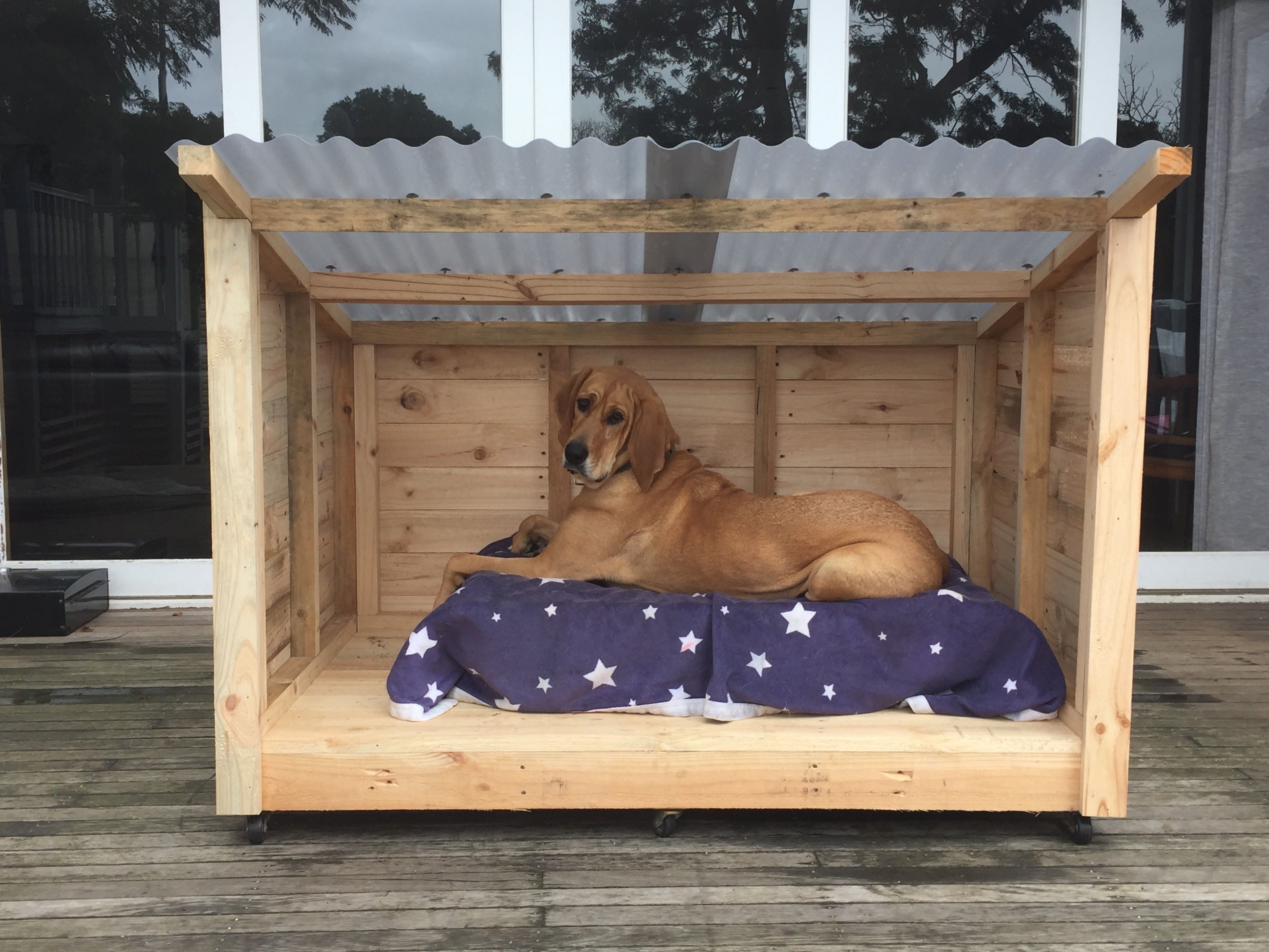 Roomy Pallet Dog Kennel -   20 diy dog outdoor
 ideas